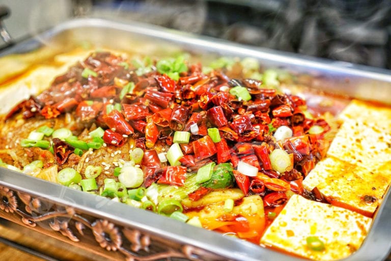 红柳枝烤肉串惊动CCTV!烤和牛、烤龙虾、诸葛烤鱼,撸串撸出新高度!